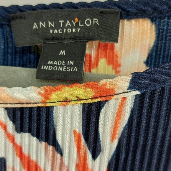 Ann Taylor Floral Pleated Sleeveless Blouse Size Medium - Picture 2 of 7